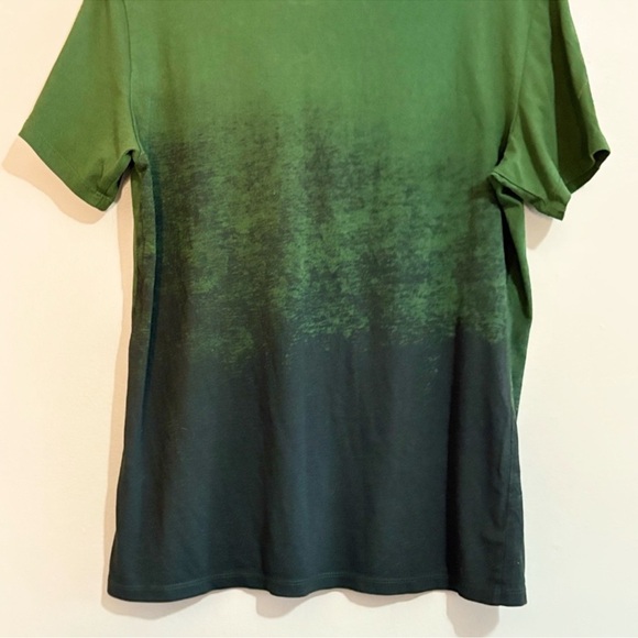 3/$10⚡️Guess Green & Black Ombre Graphic Print V-Neck T-Shirt - Picture 8 of 9